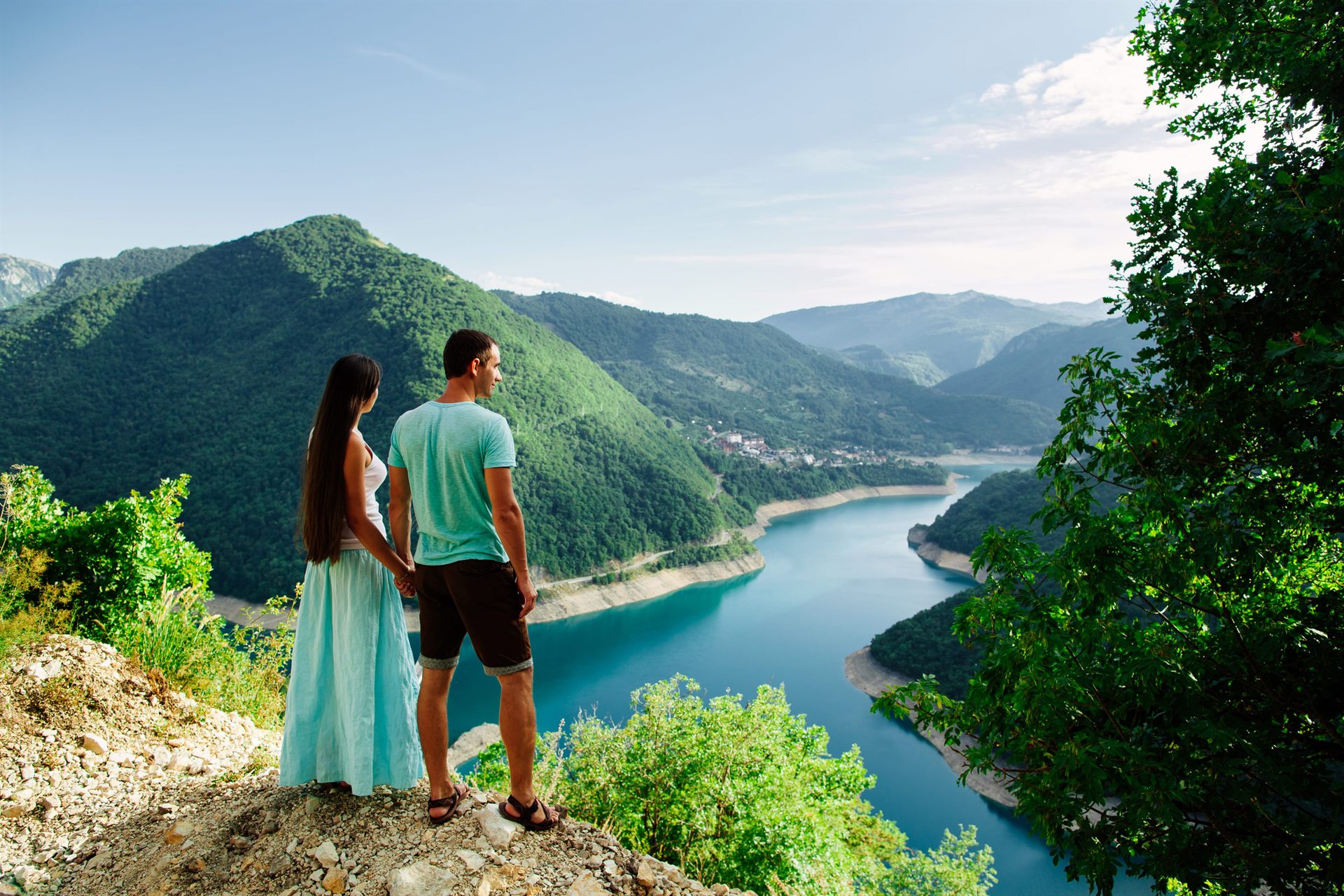 Paar mit Blick über einen Bergsee