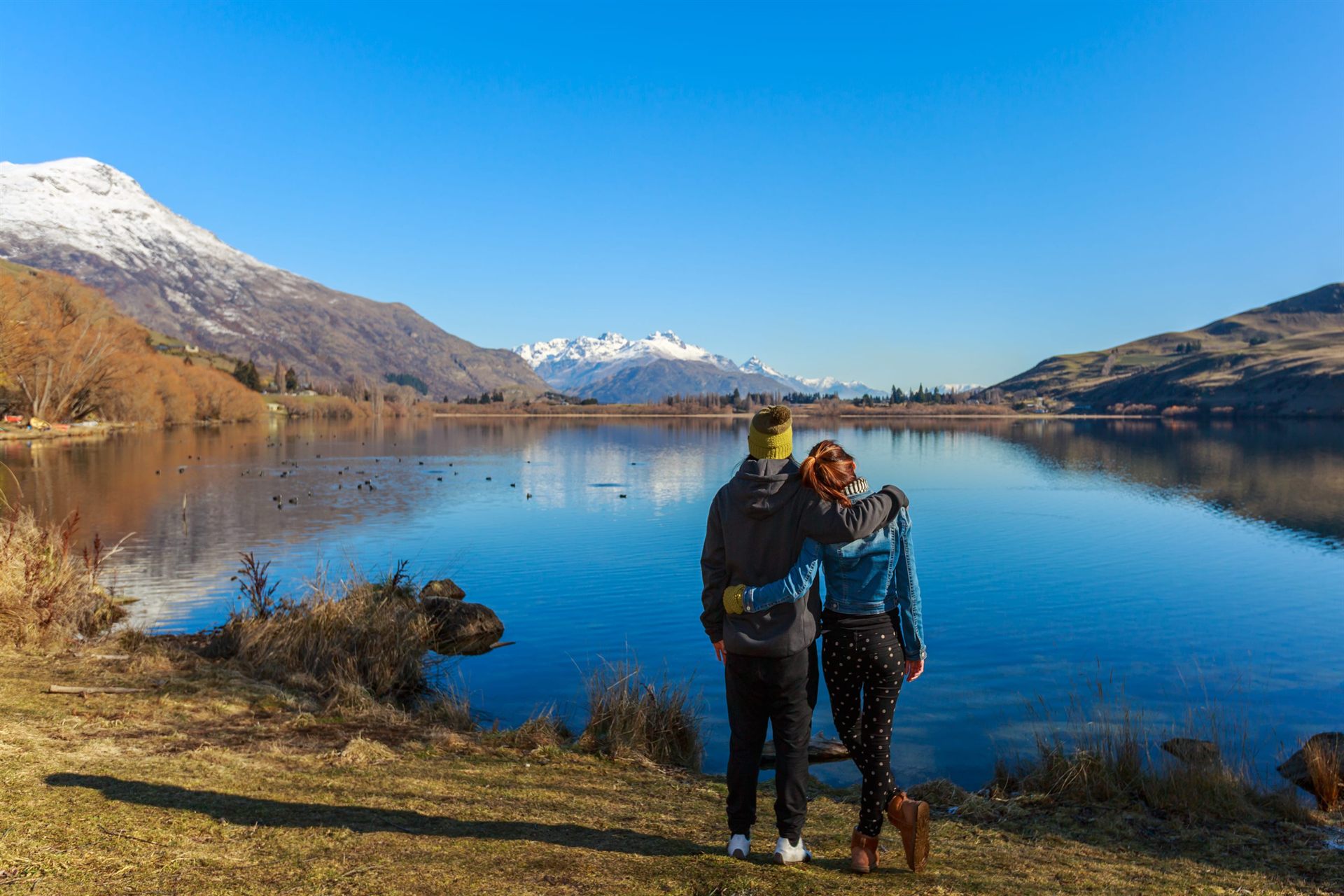 Paar an einem Schweizer Bergsee